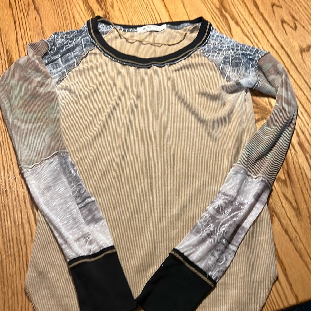 Free People. We the free top Large mixed print sleeves